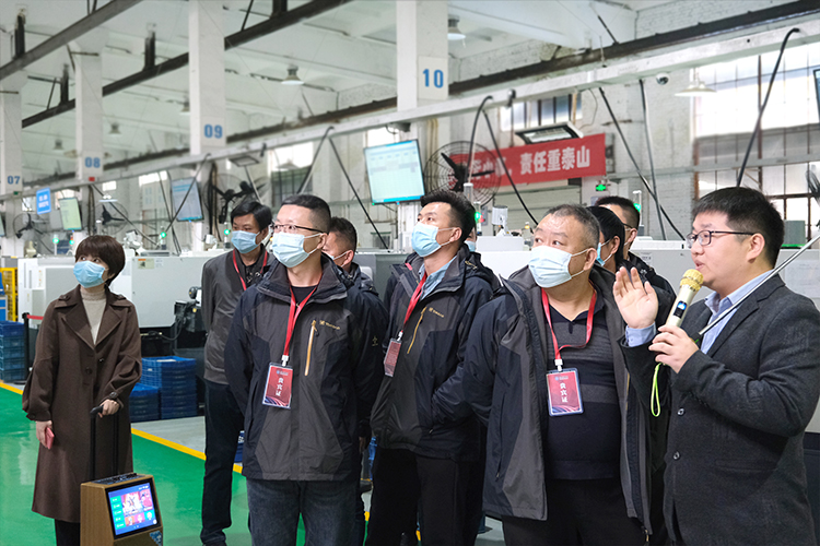 1634786263769149.jpg 【整理】泗水機(jī)床附件行業(yè)協(xié)會(huì)來(lái)訪照片L1020褚少青 (14).jpg