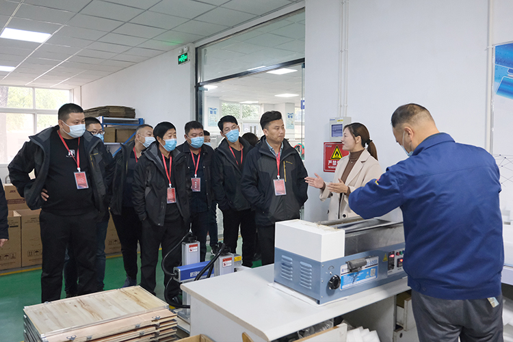 1634786269761603.jpg 【整理】泗水機(jī)床附件行業(yè)協(xié)會(huì)來(lái)訪照片L1020褚少青 (15).jpg